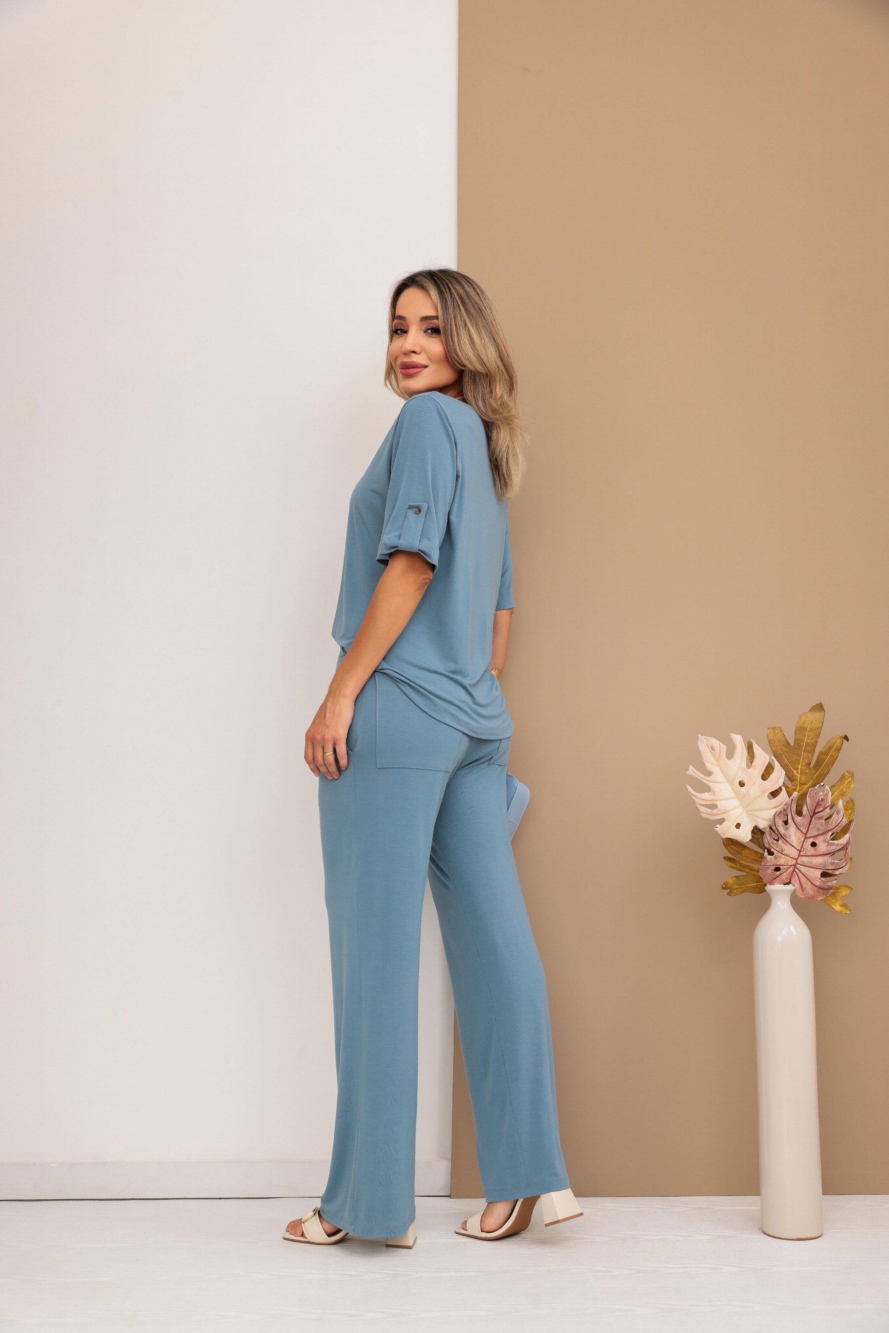 Conjunto de calça reta com blusa manga curta e recorte redondo Eva