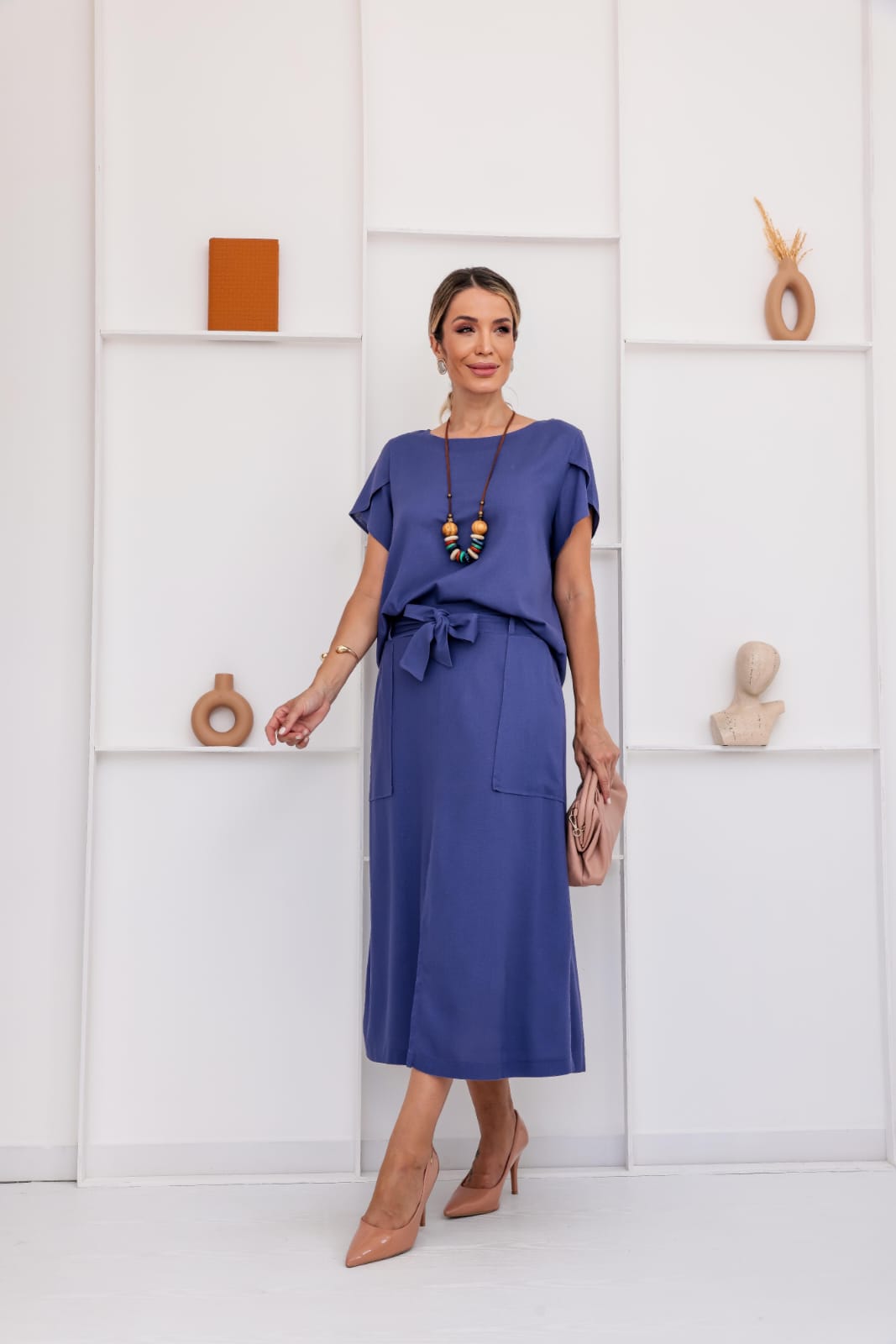 Conjunto de saia midi com blusa de manga curta gola redonda em linho Amélia