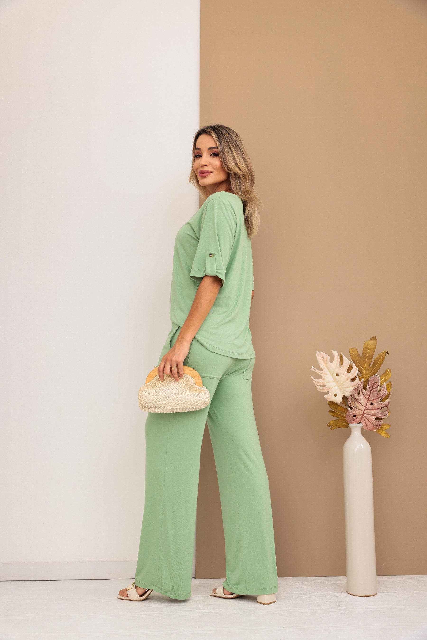 Conjunto de calça reta com blusa manga curta e recorte redondo Eva