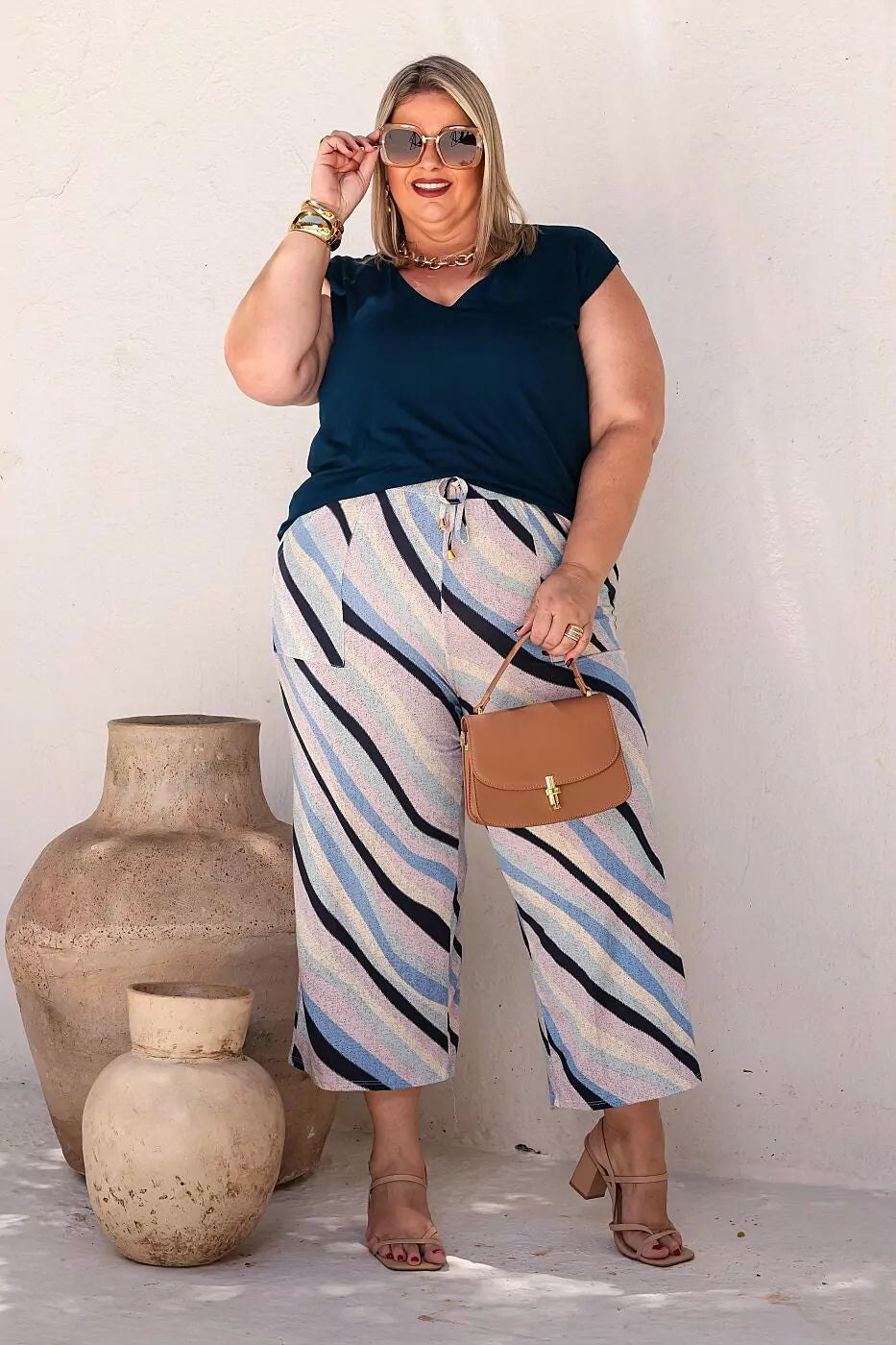 Conjunto pantacourt com blusa decote V e manga muscle tee Kelly