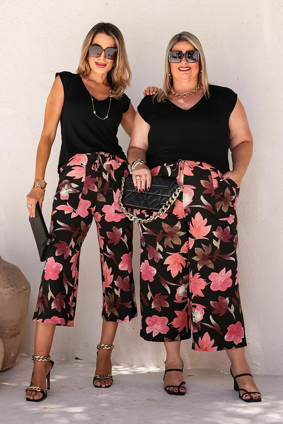 Conjunto pantacourt com blusa decote V e manga muscle tee Kelly