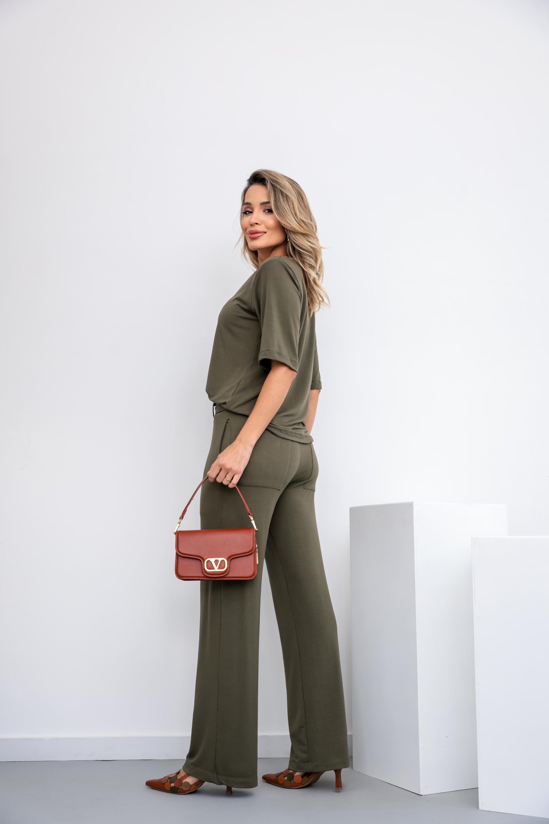 Conjunto de calça reta com blusa de manga curta e decote V Fabiana