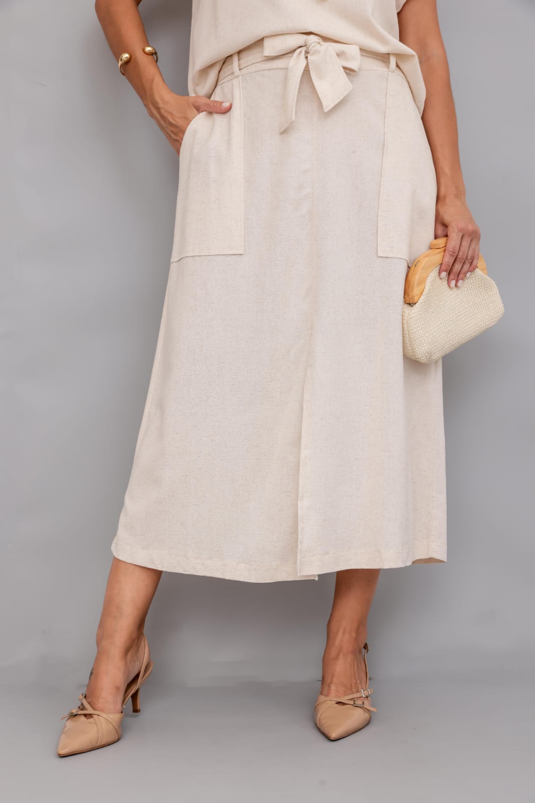 Conjunto de saia midi com blusa de manga curta gola redonda em linho Amélia
