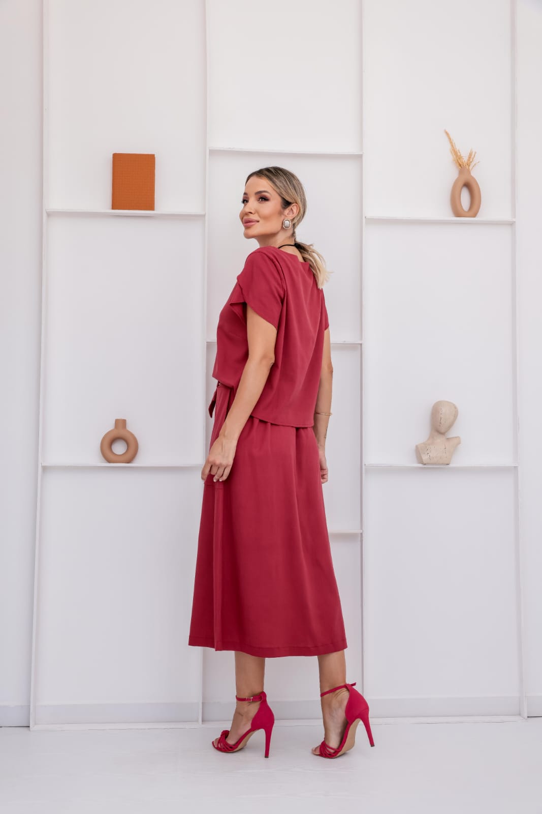 Conjunto de saia midi com blusa de manga curta gola redonda em linho Amélia