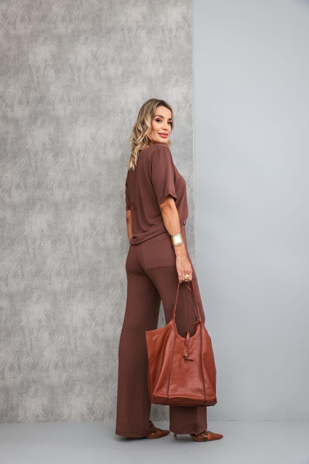 Conjunto de calça reta com blusa de manga curta e decote V Fabiana
