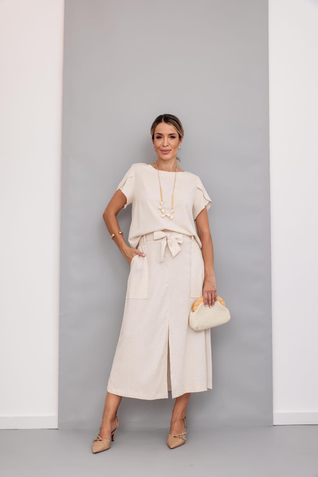 Conjunto de saia midi com blusa de manga curta gola redonda em linho Amélia