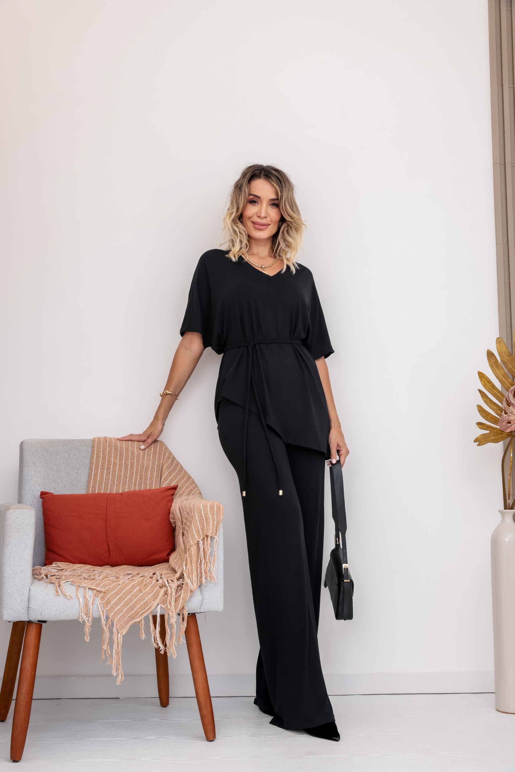Conjunto de calça reta com blusa manga curta e decote em V Liege