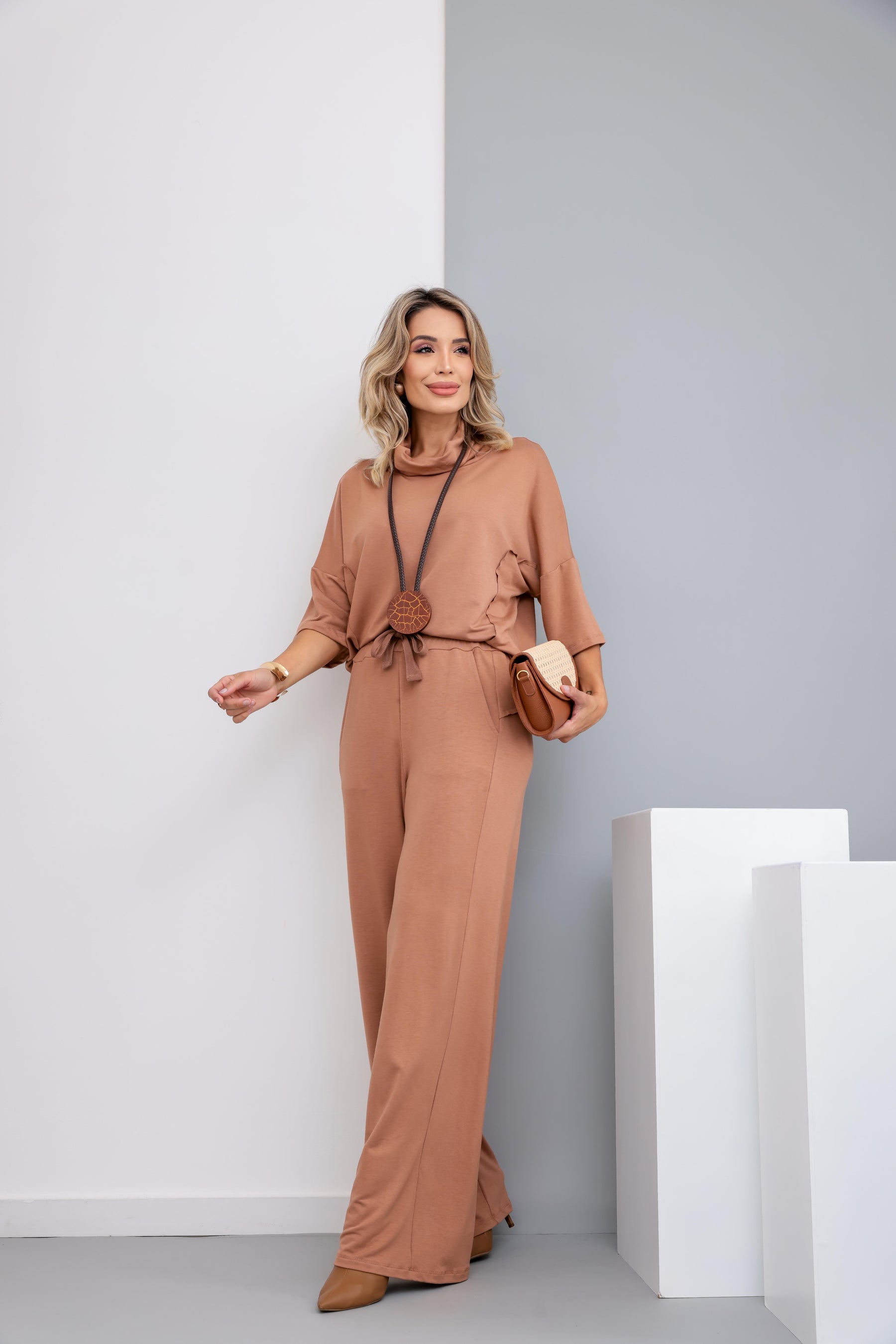 Conjunto de calça pantalona com manga curta e gola boba Lizandra