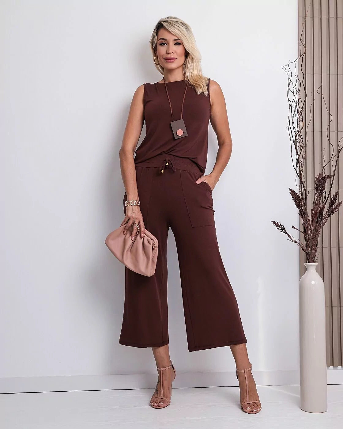 Conjunto pantacourt com regata de gola redonda Grace