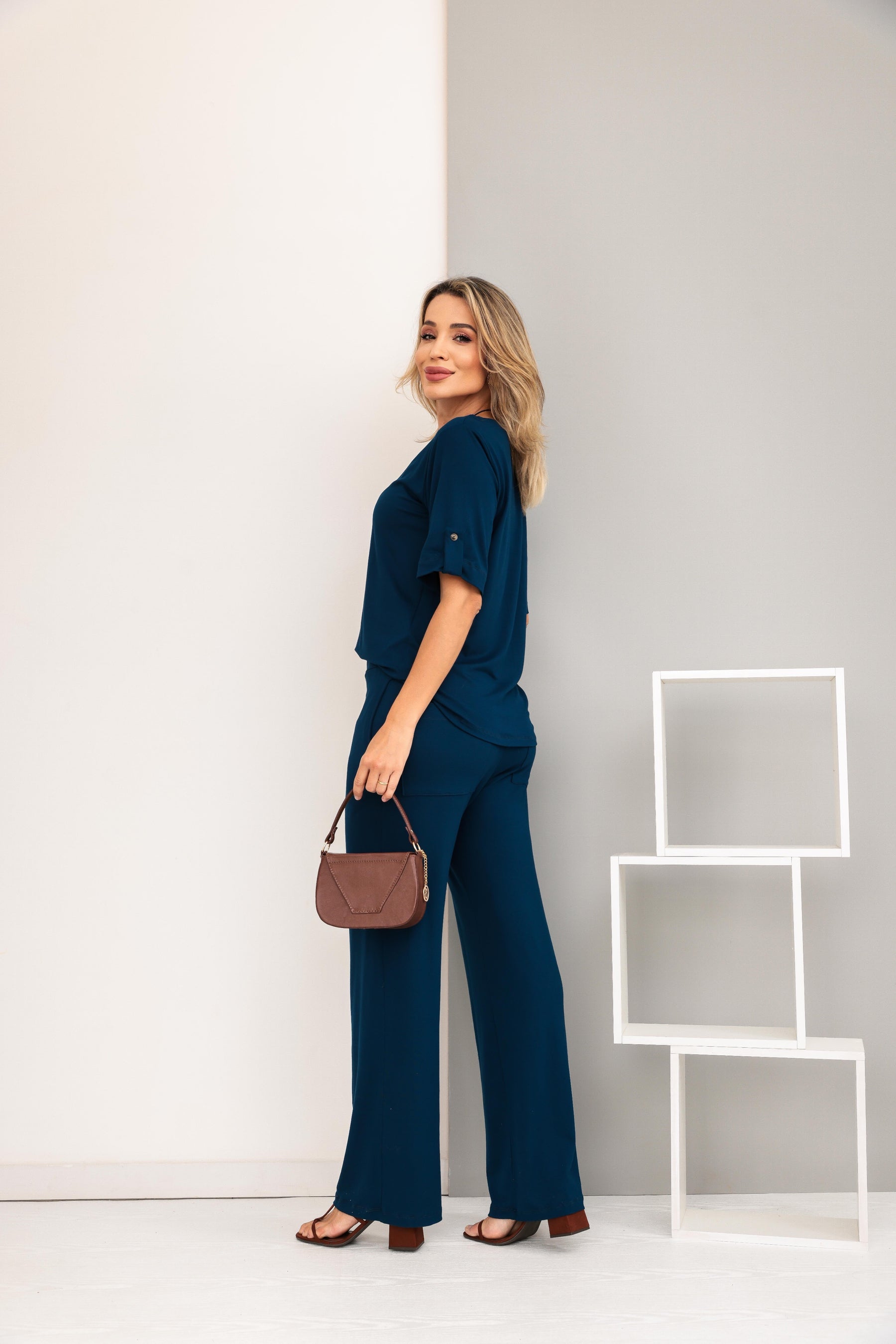 Conjunto de calça reta com blusa manga curta e recorte redondo Eva