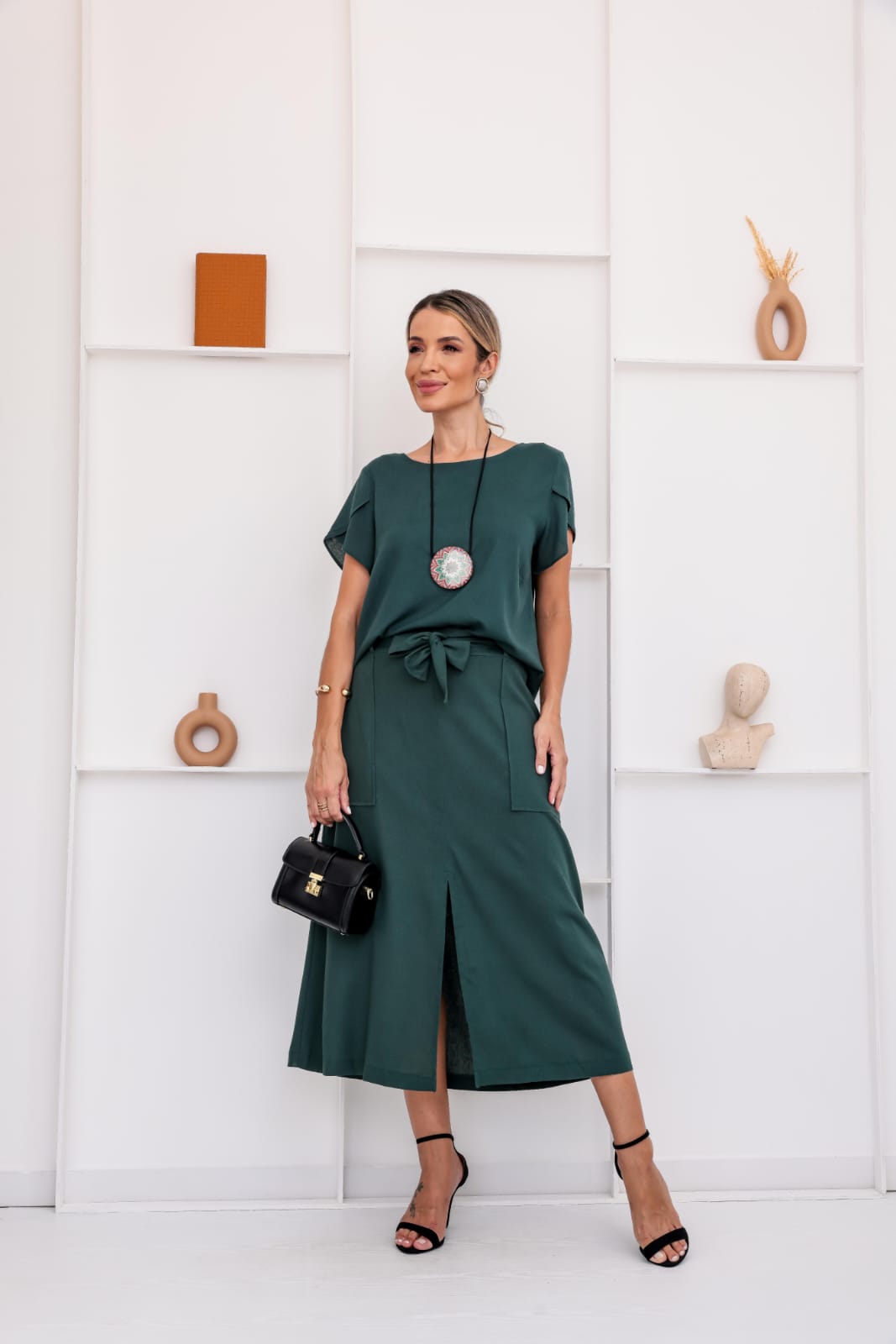 Conjunto de saia midi com blusa de manga curta gola redonda em linho Amélia