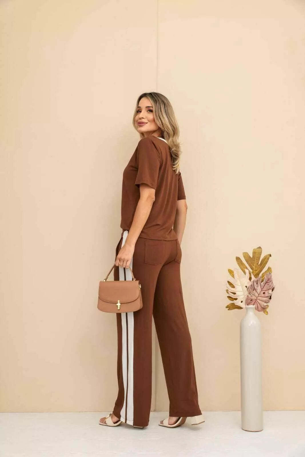 Conjunto de calça reta com blusa de manga curta e gola V Leona
