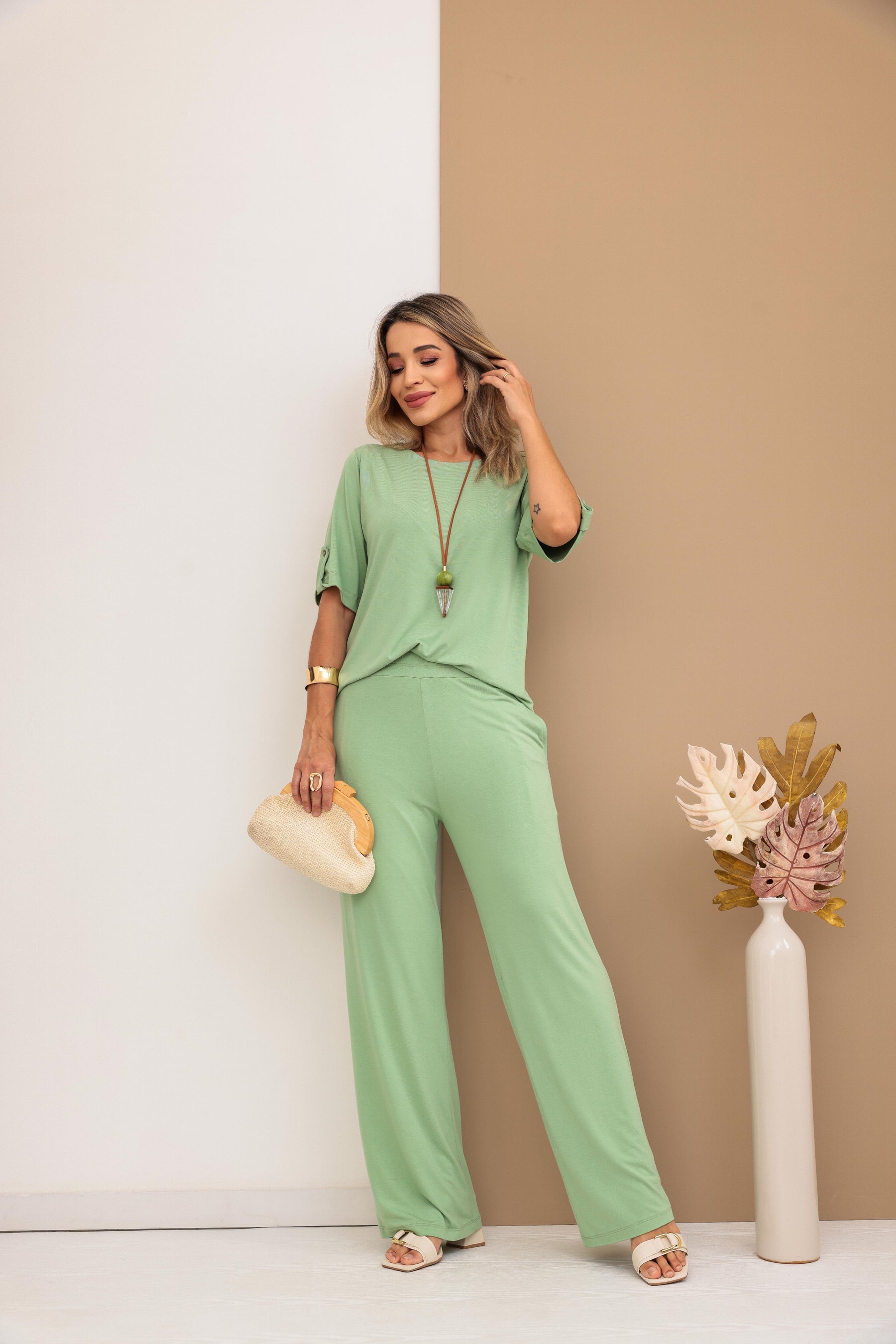 Conjunto de calça reta com blusa manga curta e recorte redondo Eva