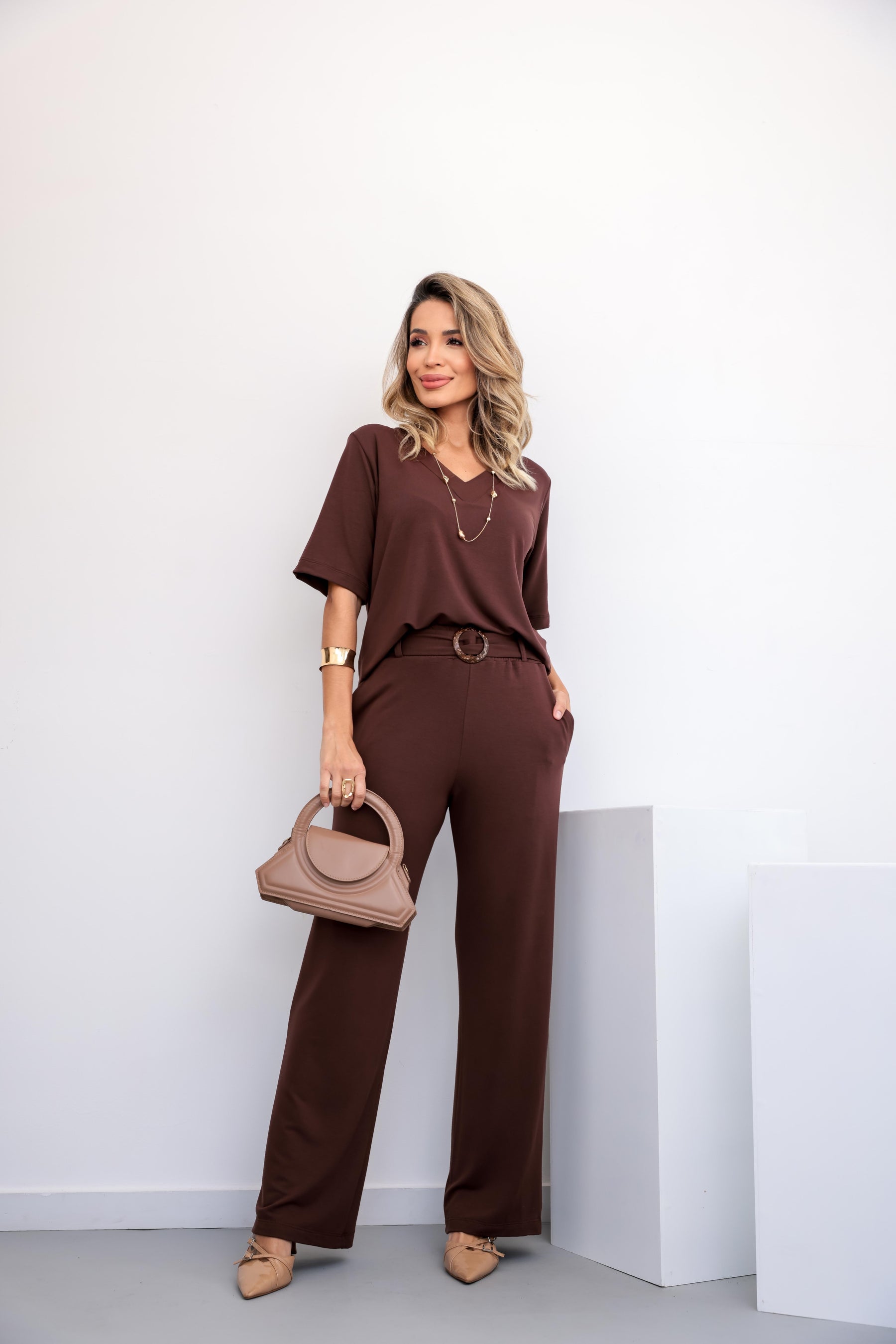 Conjunto de calça reta com blusa de manga curta e decote V Fabiana