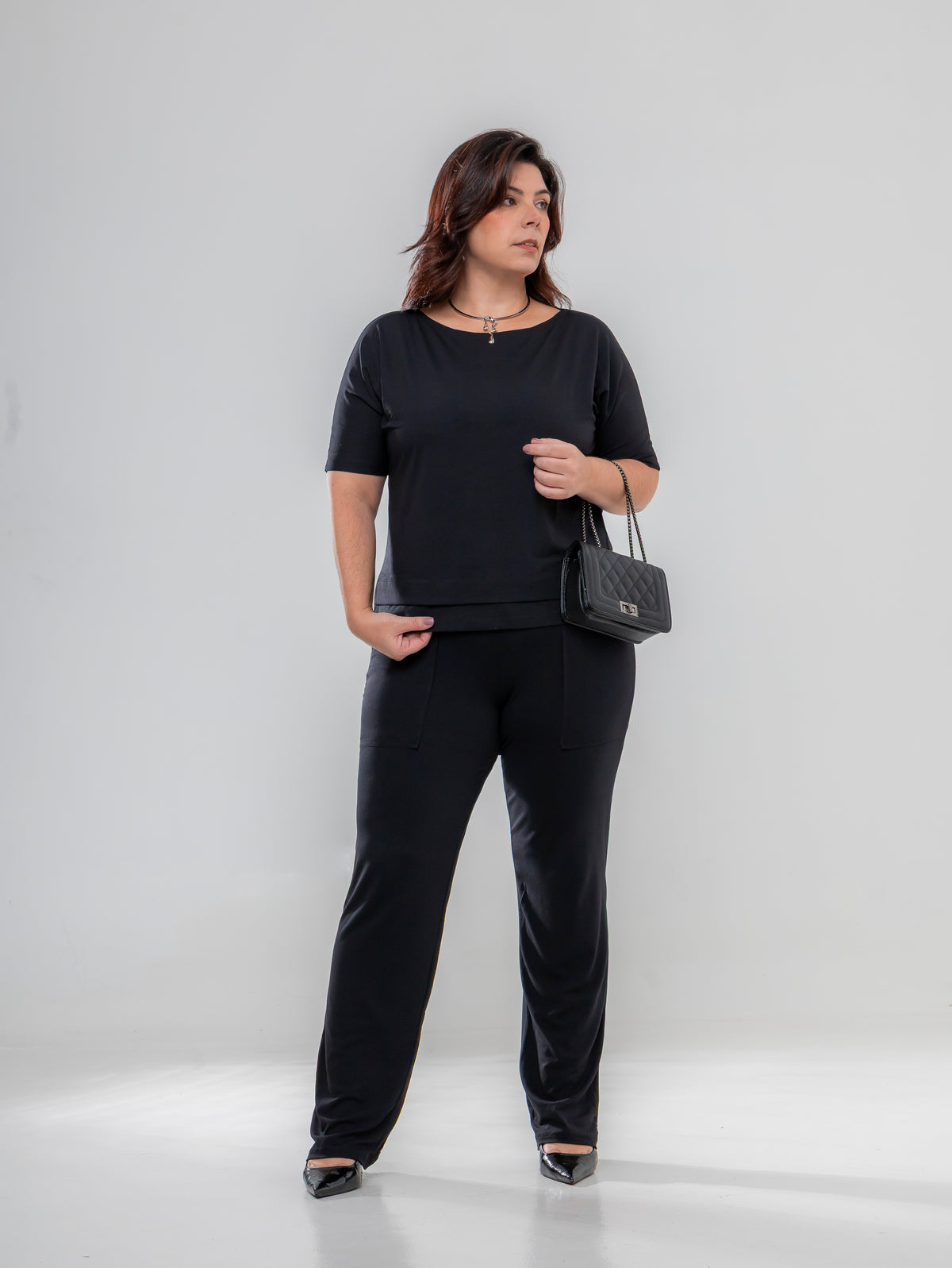 Conjunto de calça reta com blusa manga curta e gola canoa preto Basic
