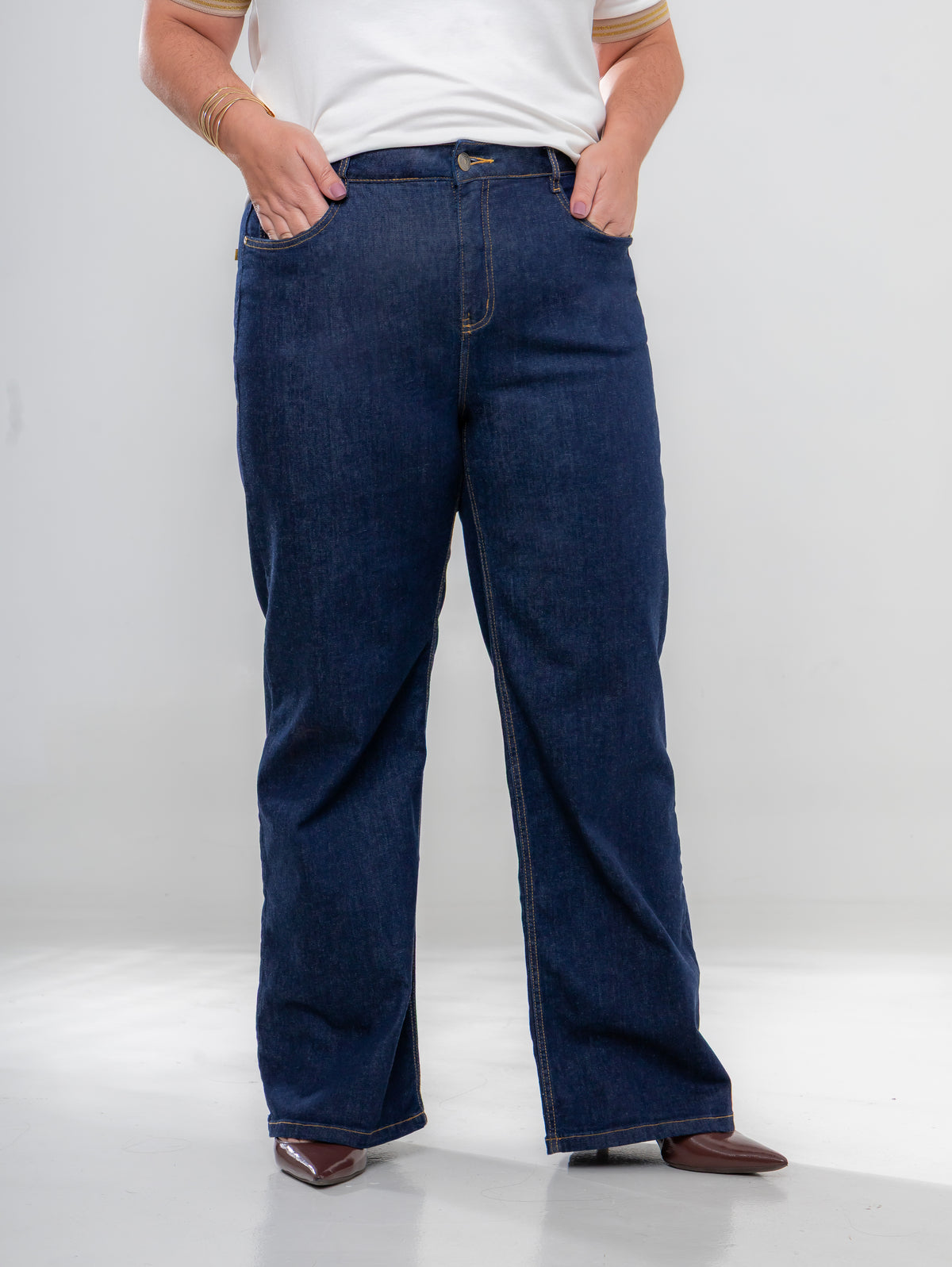 Calça jeans azul escuro wide leg com cós alto First