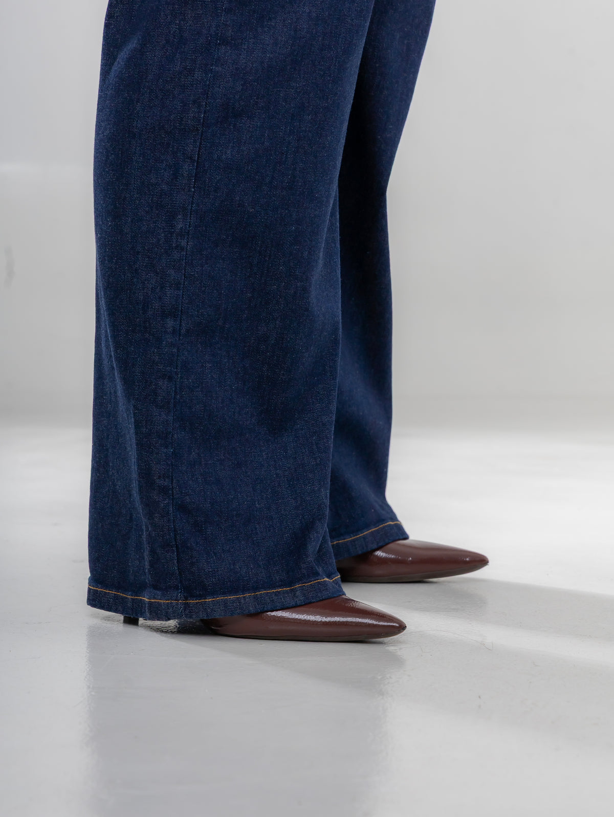 Calça jeans azul escuro wide leg com cós alto First