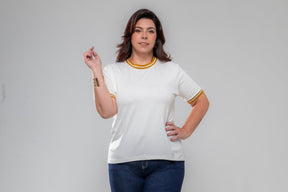 Camiseta de manga curta branca e caramelo Basic