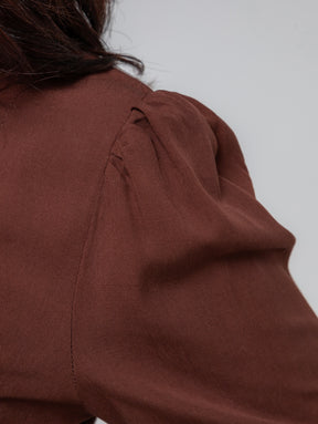 Camisa de manga longa com decote laço e ombro bufante marrom Elegance