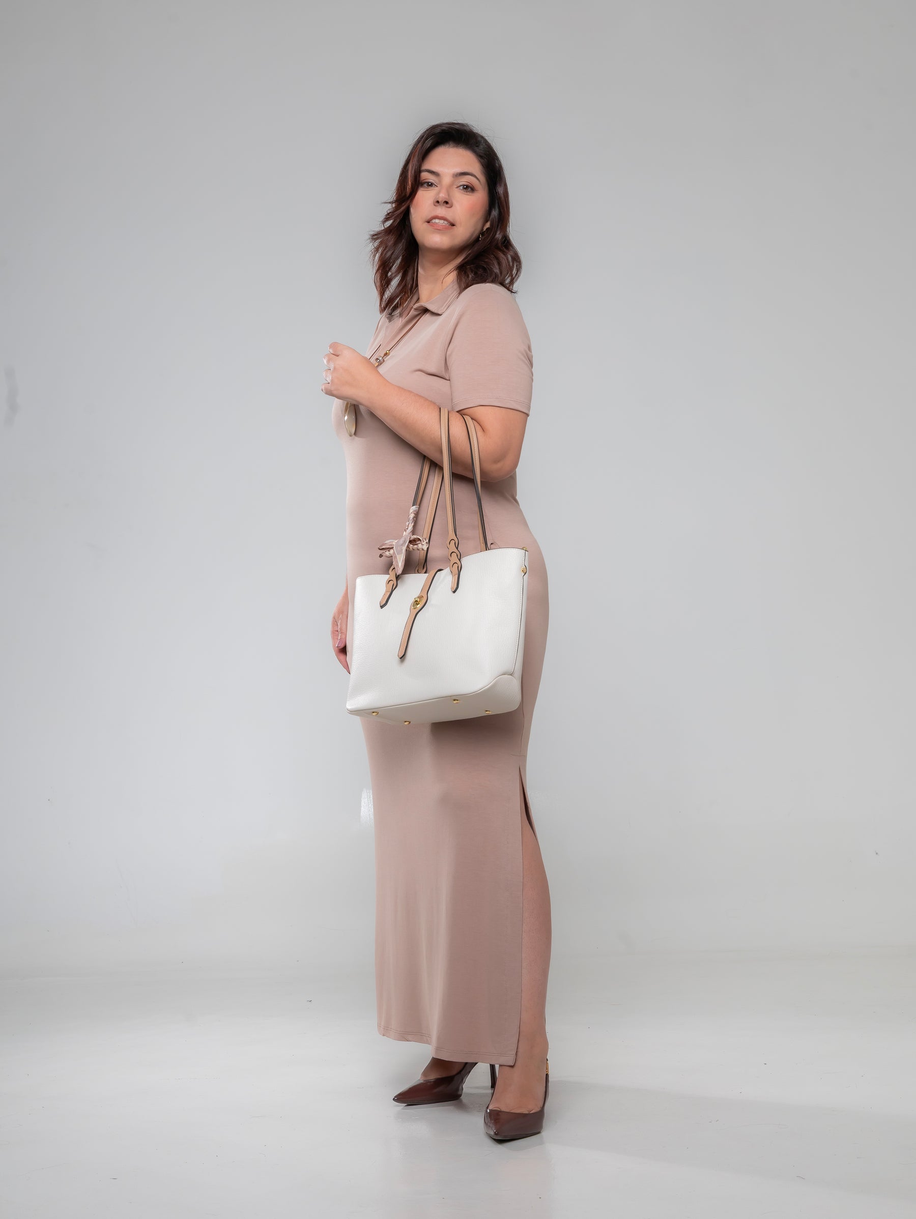 Vestido longo de manga curta com gola polo e fendas laterais bege Polo