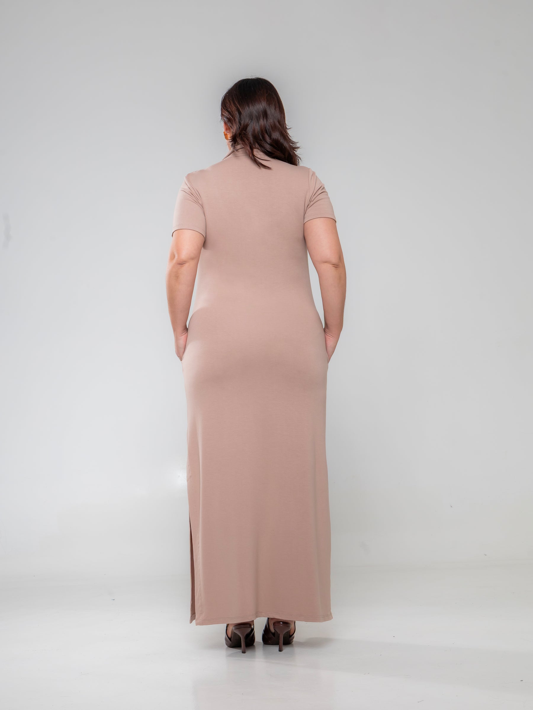 Vestido longo de manga curta com gola polo e fendas laterais bege Polo