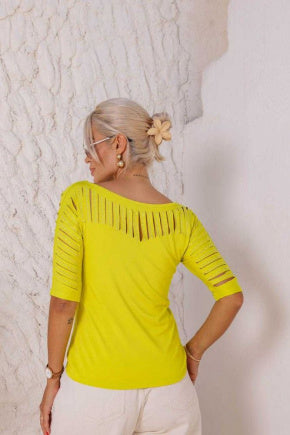 Blusa de manga 3/4 e decote com detalhe Shine