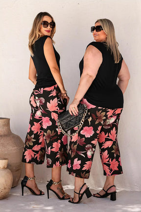 Conjunto pantacourt com blusa decote V e manga muscle tee Kelly