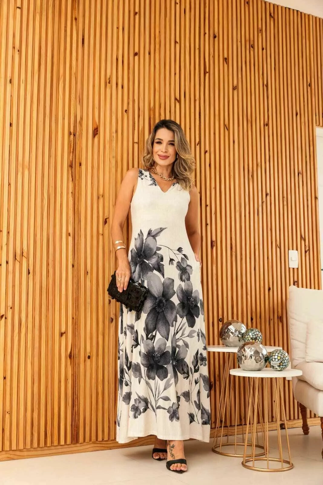 Vestido longo regata com gola em V Emília