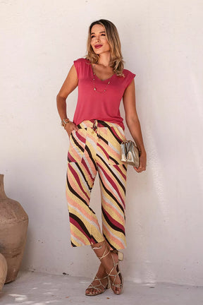 Conjunto pantacourt com blusa decote V e manga muscle tee Kelly