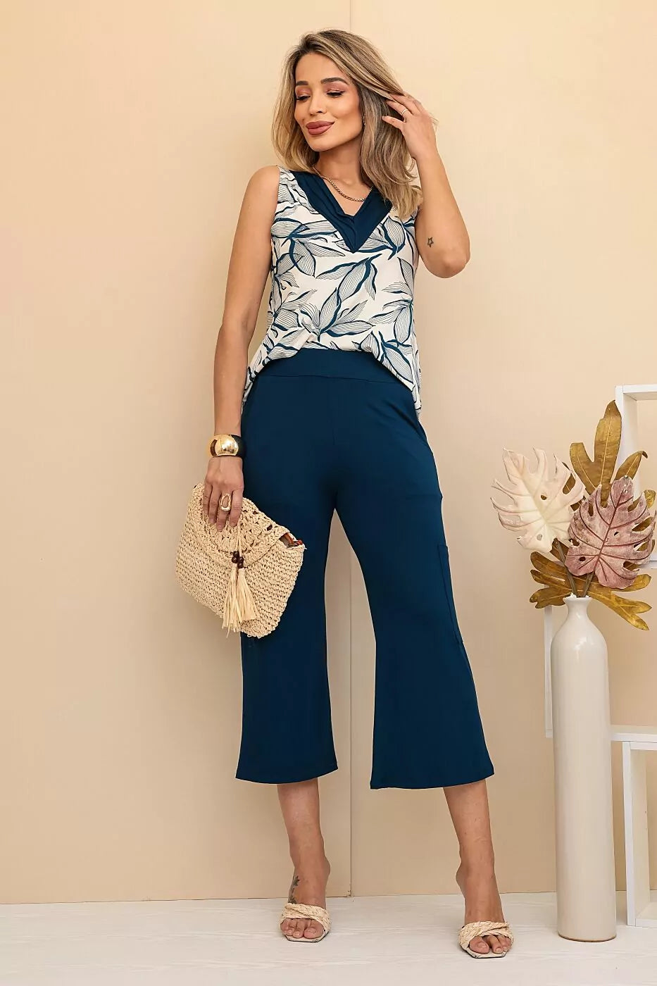 Conjunto de calça pantacourt com blusa regata e decote V Safira