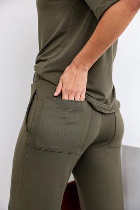 Conjunto de calça reta com blusa de manga curta e decote V Fabiana