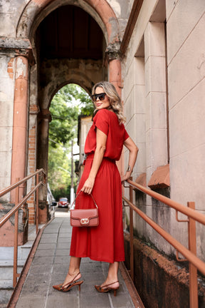 Conjunto de saia midi com blusa de manga curta gola redonda em linho Amélia