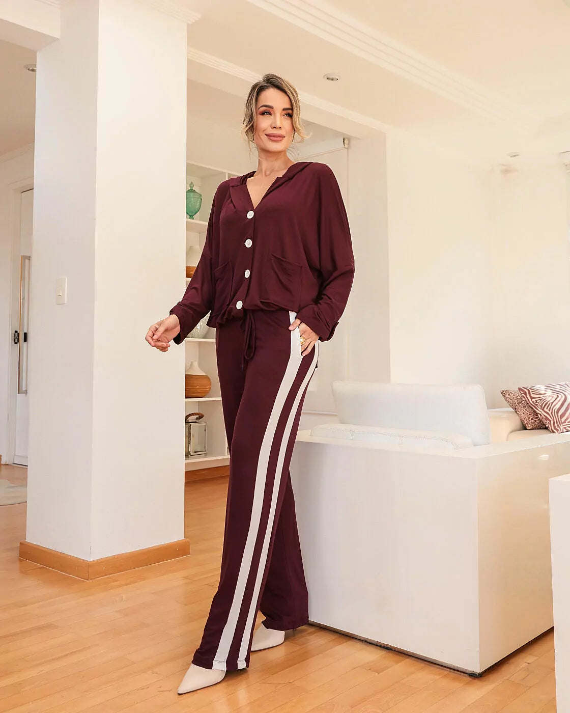 Conjunto de calça reta com blusa manga longa e capuz Amora