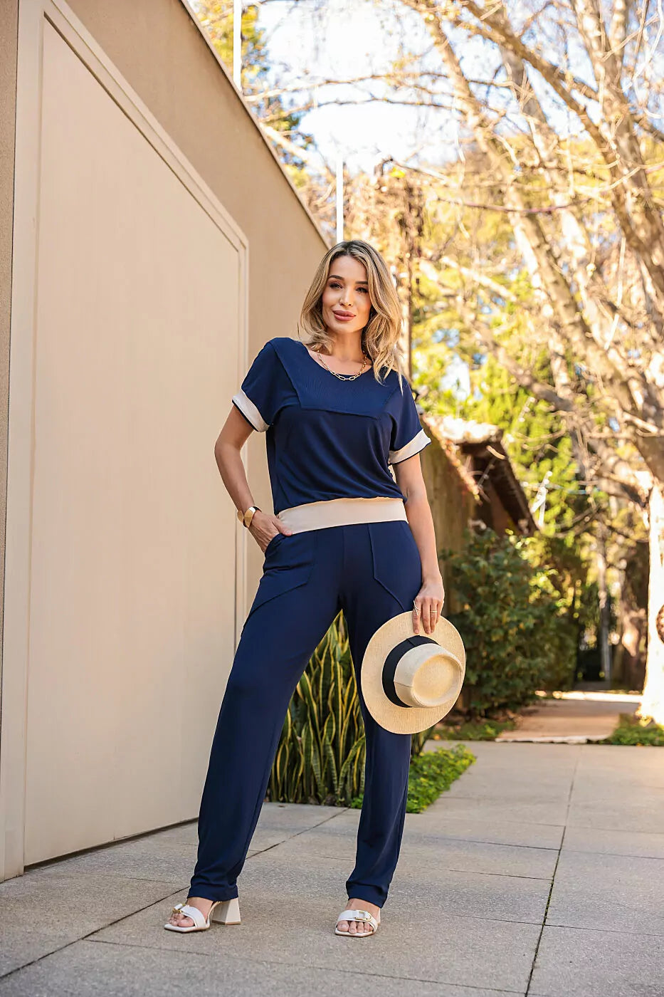 Conjunto de calça reta com blusa manga curta e gola redonda Manuelle