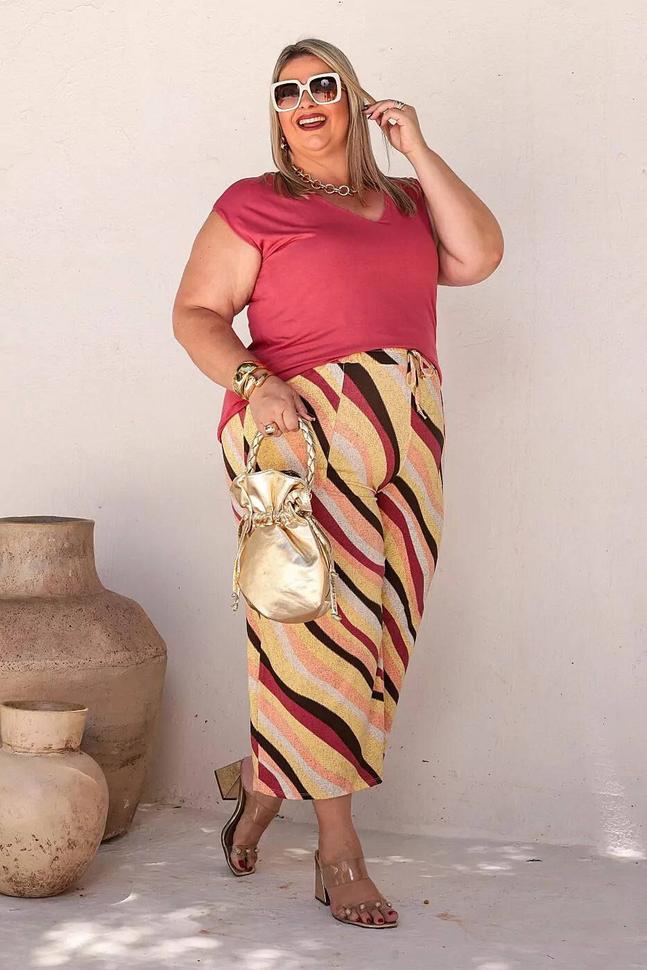 Conjunto pantacourt com blusa decote V e manga muscle tee Kelly