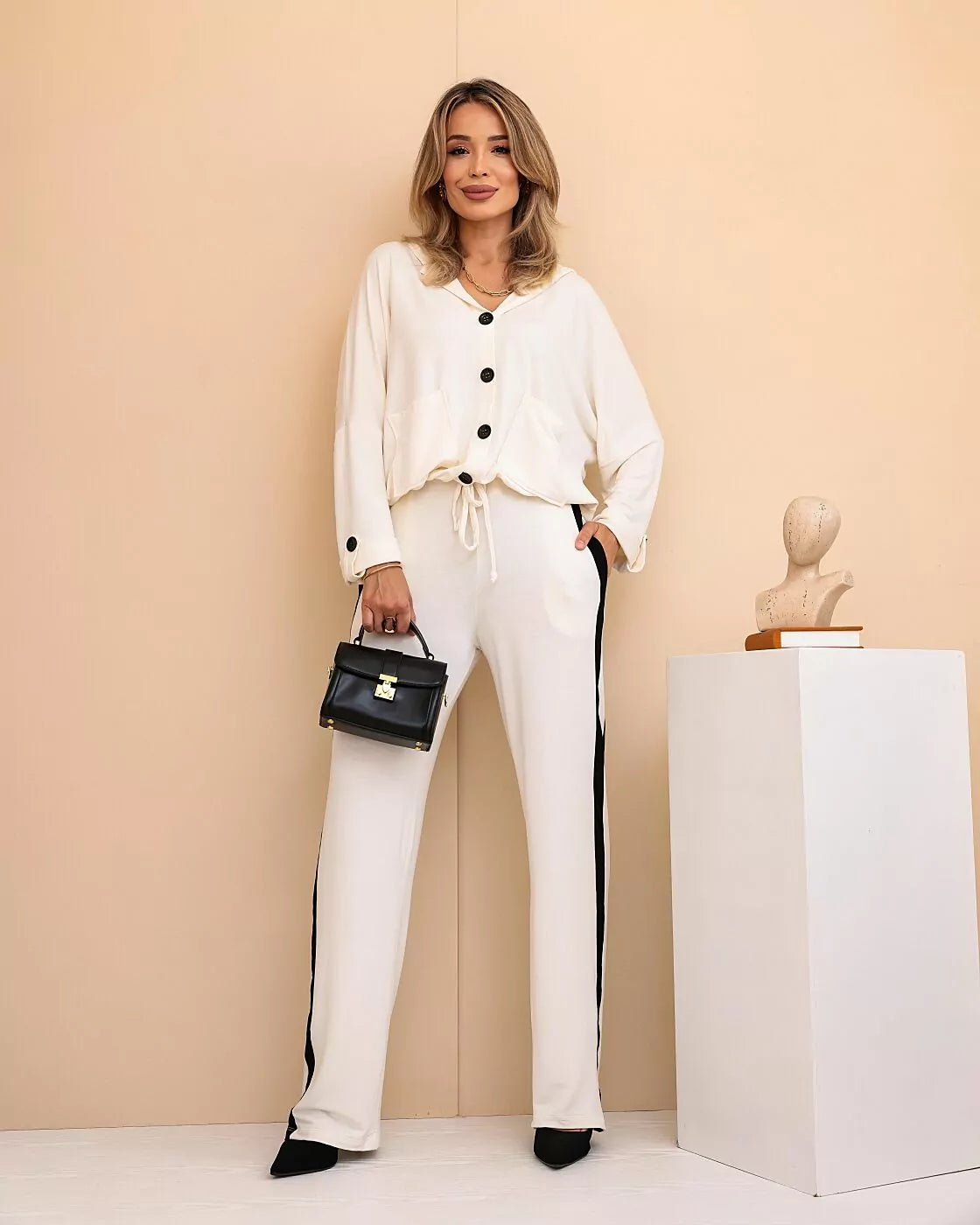 Conjunto de calça reta com blusa manga longa e capuz Amora