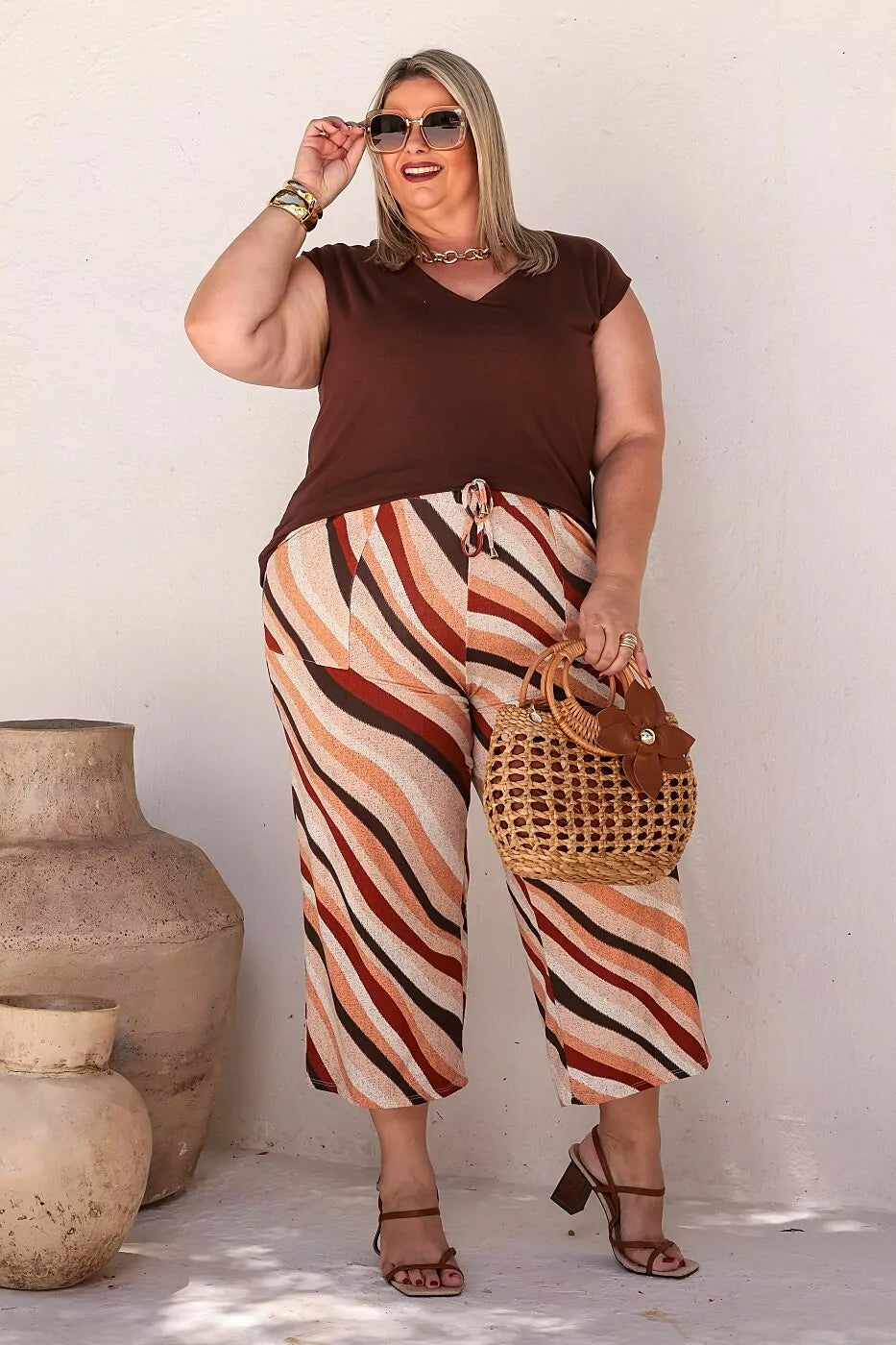 Conjunto pantacourt com blusa decote V e manga muscle tee Kelly