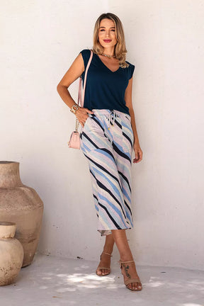 Conjunto pantacourt com blusa decote V e manga muscle tee Kelly