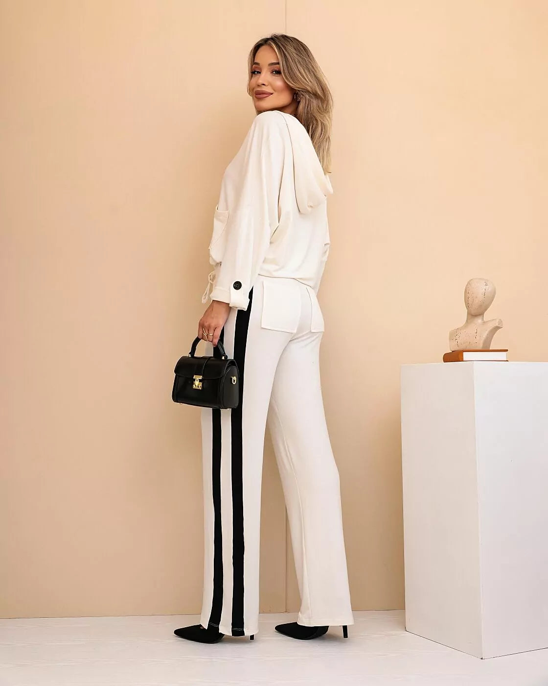 Conjunto de calça reta com blusa manga longa e capuz Amora